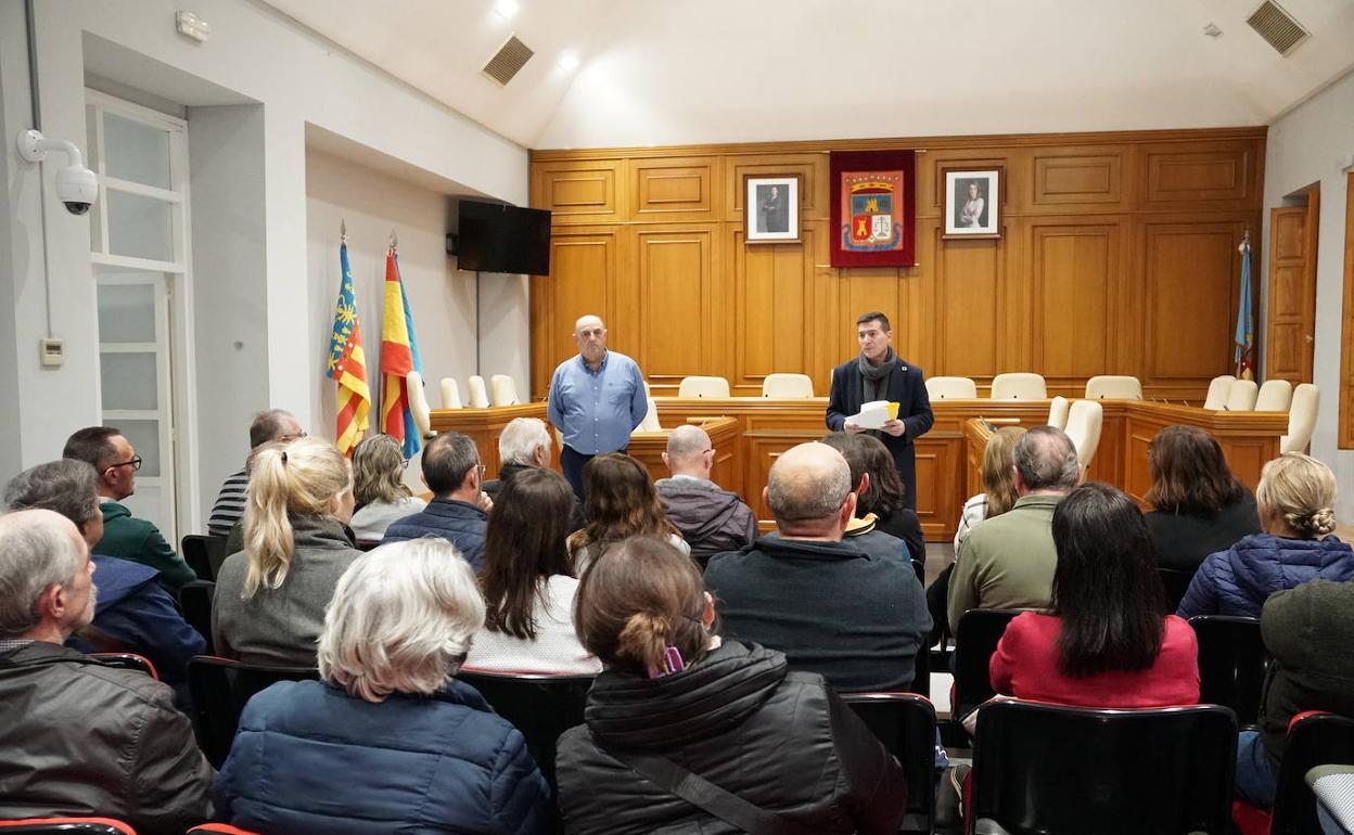 El alcalde, Rafa García, reunido con los vecinos. 