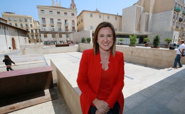 María José Catalá, en la plaza de la Almoina. 