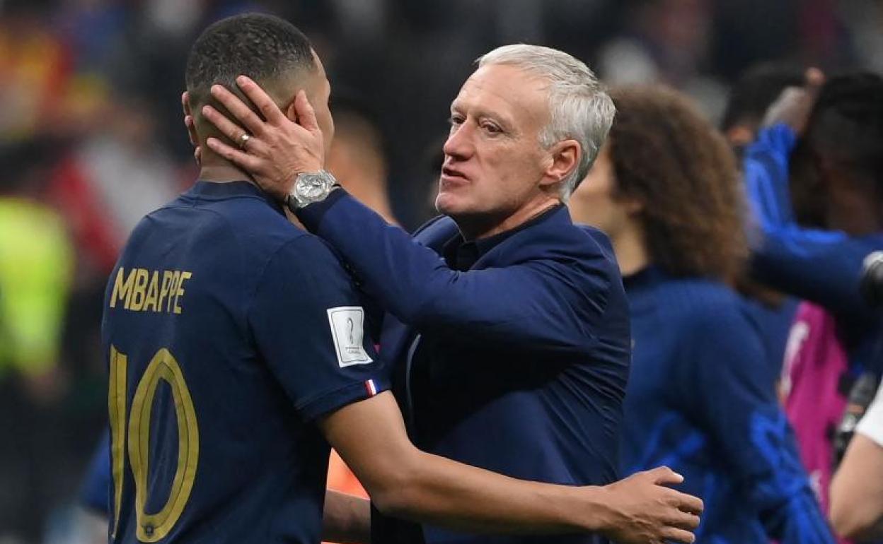 Deschamps festeja con Mbappé el pase a la final del Mundial de Qatar. 