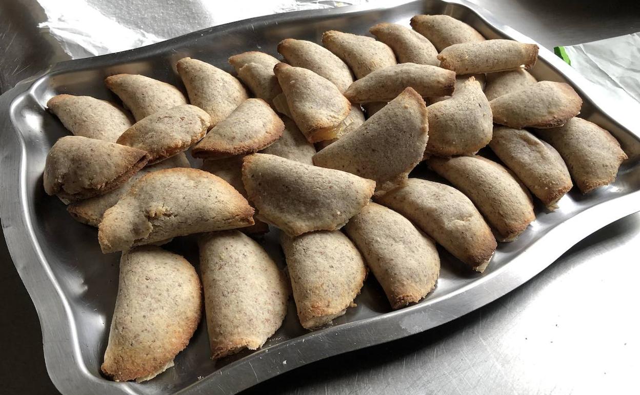 Una bandeja de pastissets recién hecho en el horno de Salvador Martínez, en Orba. 