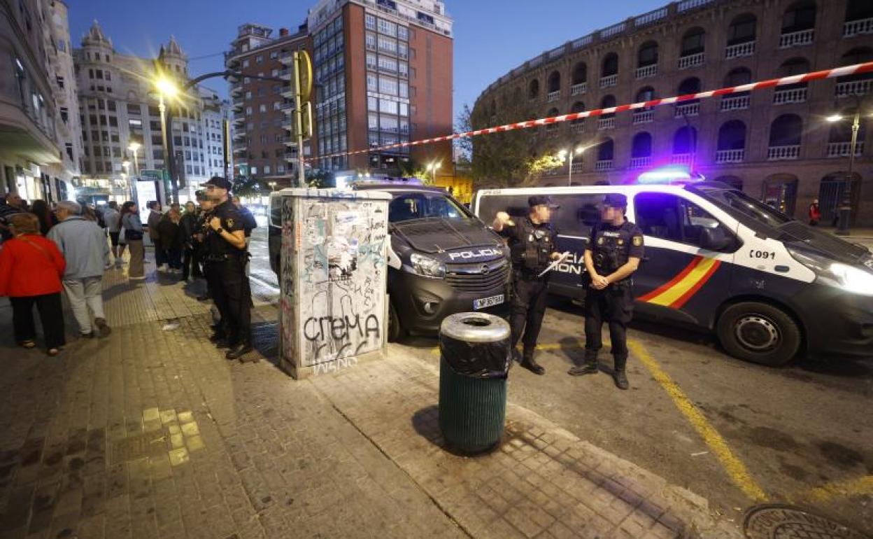 Agentes de Policía Nacional vigilan el centro de la ciudad. 