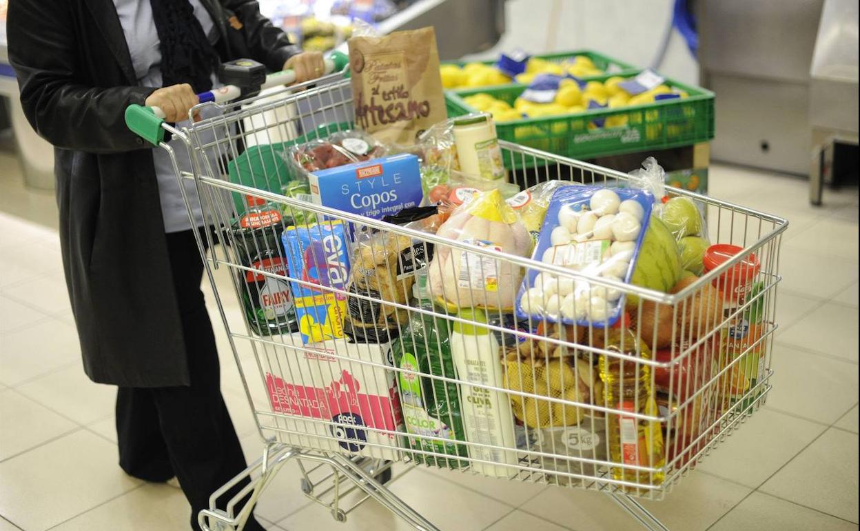 Carro de la compra con algunos productos básicos, imagen de archivo