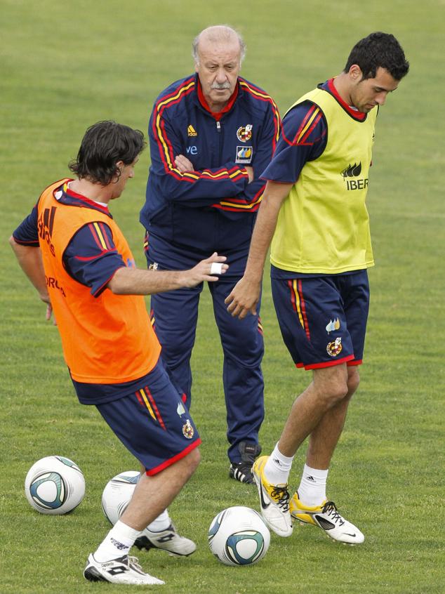 Busquets (d), junto a Vicente del Bosque durante un entrenamiento de la selección española en 2011.