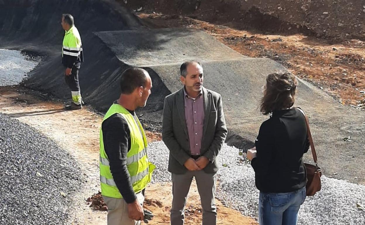 El alcalde de Villalonga, Román Garrigos, en una visita realizada durante las obras. 