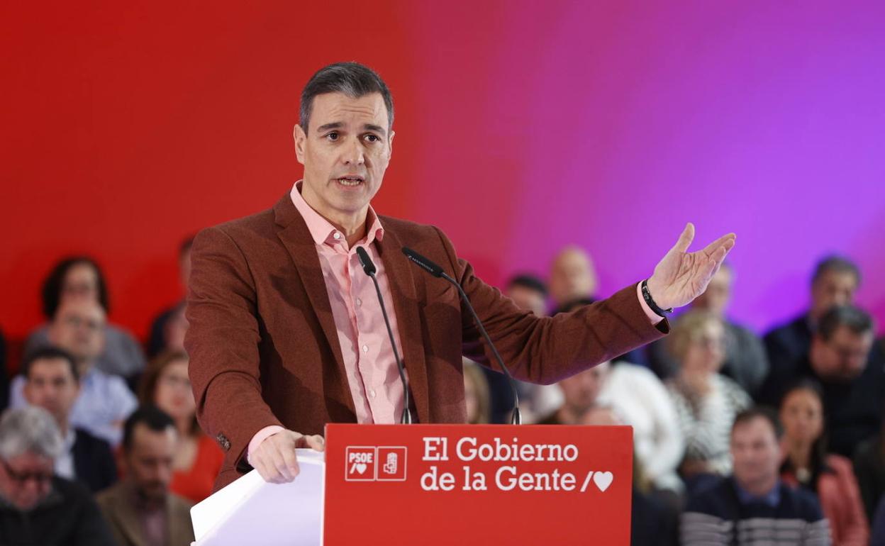 Sandra Gómez, Pedro Sánchez y Ximo Puig, durante el acto del PSOE en la Ciudad de las Artes y las Ciencias de Valencia. 