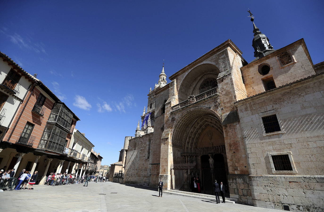 EL BURGO DE OSMA (Soria). Es el municipio de mayor población de los 6 que se unen al listado de Pueblos más bonitos de España, con 5.000 habitantes. Destacan su Castillo, el antiguo Hospital, la plaza Mayor y la Universidad.