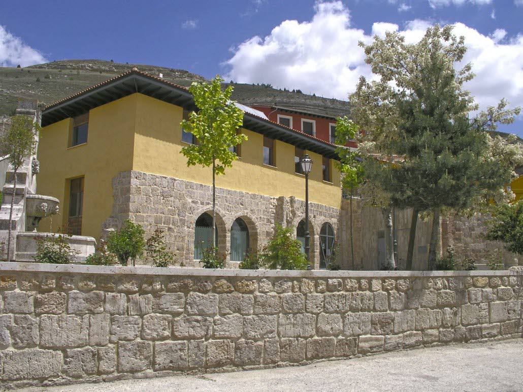 CASTROJERIZ (Burgos). Tiene cerca de 760 habitantes censados y es paso destacado del trazado francés del Camino de Santiago. Los turistas pueden visitar su castillo, el fuerte, la torre, la iglesia y el monasterio.