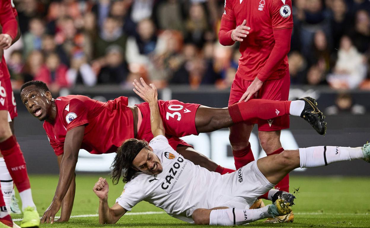 Cavani cae derribado por un jugador del Nottingham en el último amistoso. 