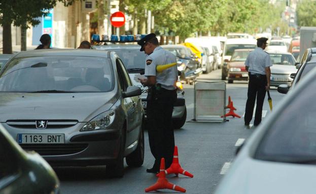 La multa de la DGT que te pueden poner por conducir con guantes 