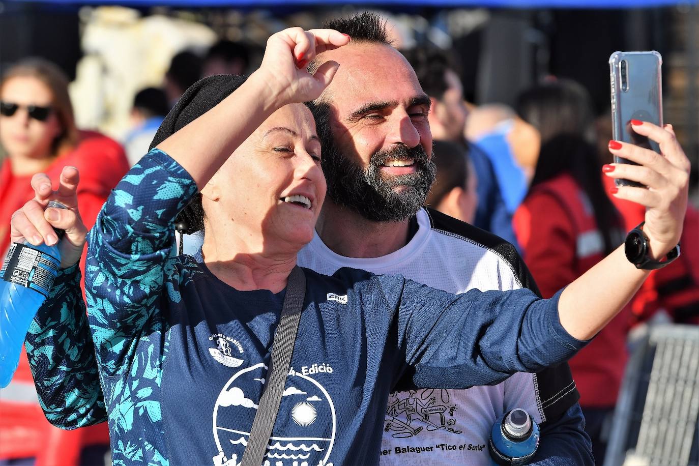 Miles de personas participan en la icónica prueba que cruza el puente de la Marina y recorre todo el paseo marítimo de Valencia