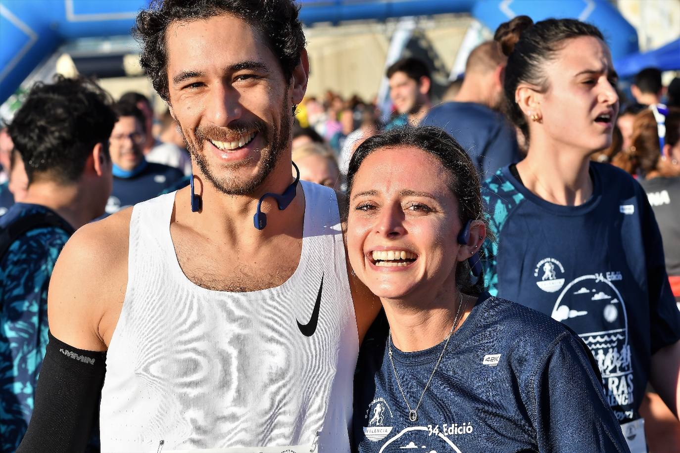 Miles de personas participan en la icónica prueba que cruza el puente de la Marina y recorre todo el paseo marítimo de Valencia