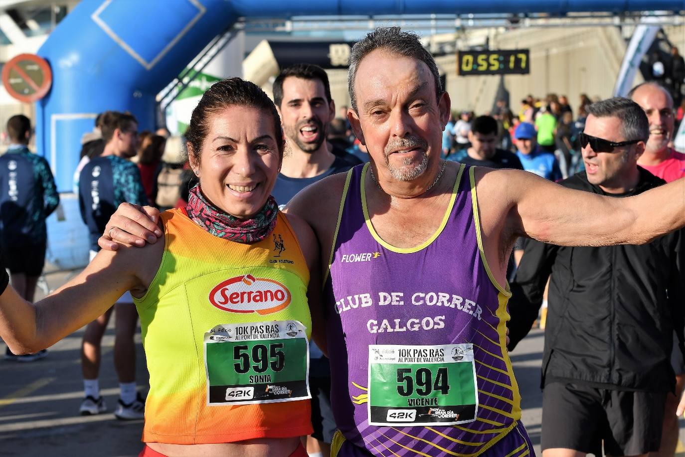 Miles de personas participan en la icónica prueba que cruza el puente de la Marina y recorre todo el paseo marítimo de Valencia