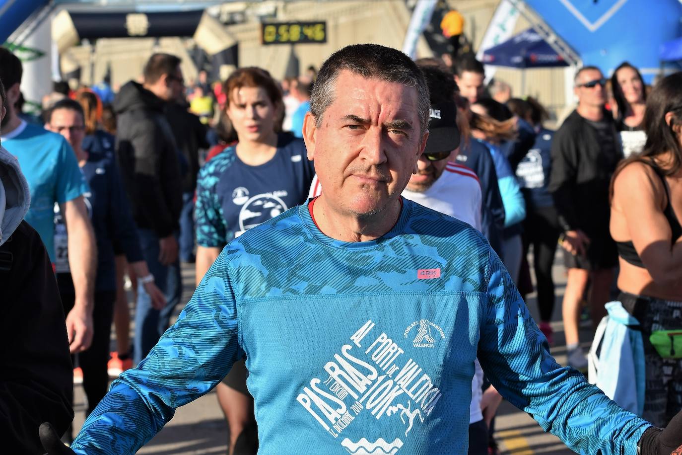 Miles de personas participan en la icónica prueba que cruza el puente de la Marina y recorre todo el paseo marítimo de Valencia