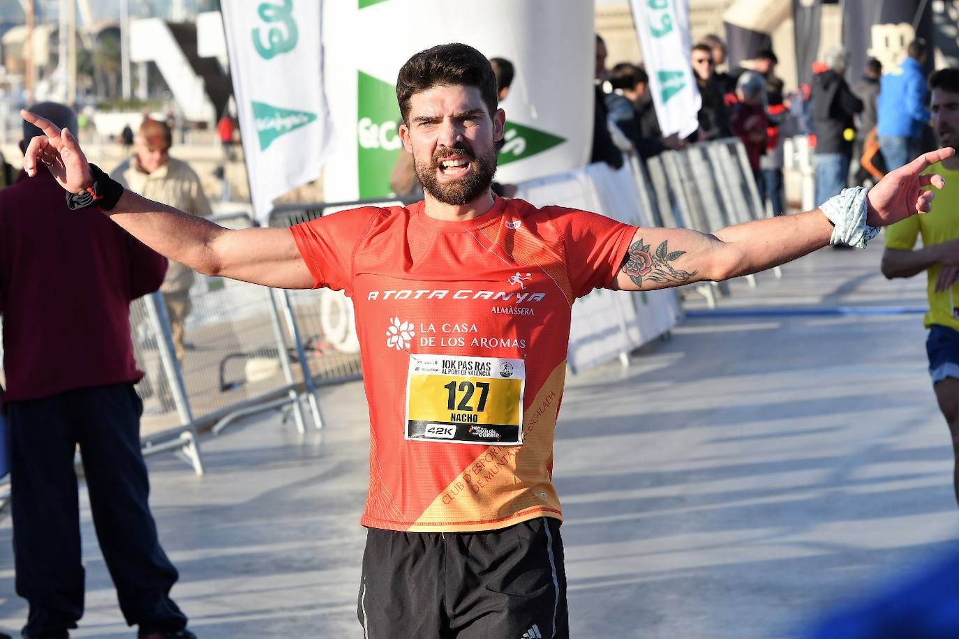 Miles de personas participan en la icónica prueba que cruza el puente de la Marina y recorre todo el paseo marítimo de Valencia