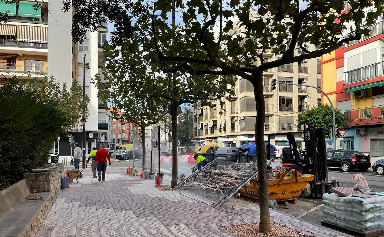 Alzira inicia la segunda fase de remodelación del perímetro del parque de l'Alquenència