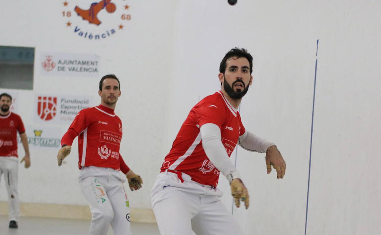 Bueno se dispone a volear durante la semifinal del Trofeu de Mestres. 