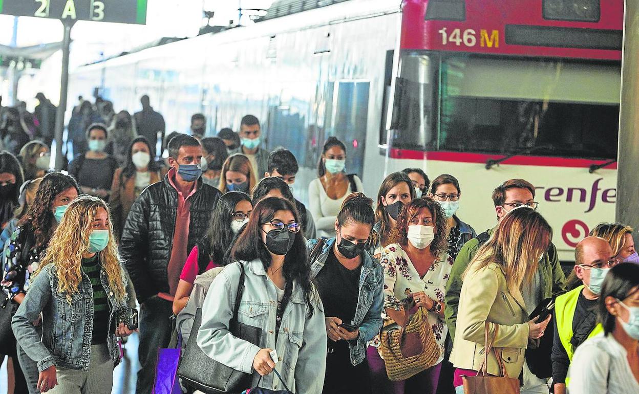 Pasajeros en la estación del Norte. 