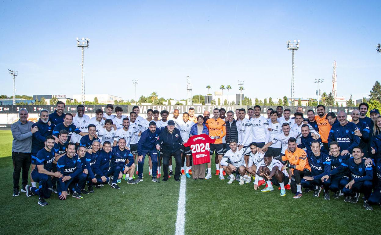 Jaume Doménech posa con la camiseta de la renovación junto a todo el club y la leyenda Forment. 