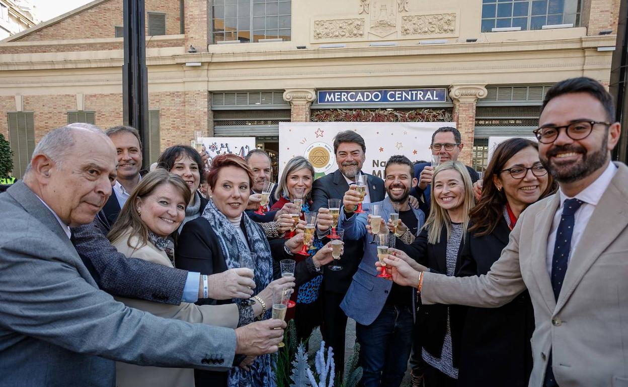 Imagen del acto de este lunes con Barcala y Mari Carmen Sánchez y el resto de la corporación municipal. 