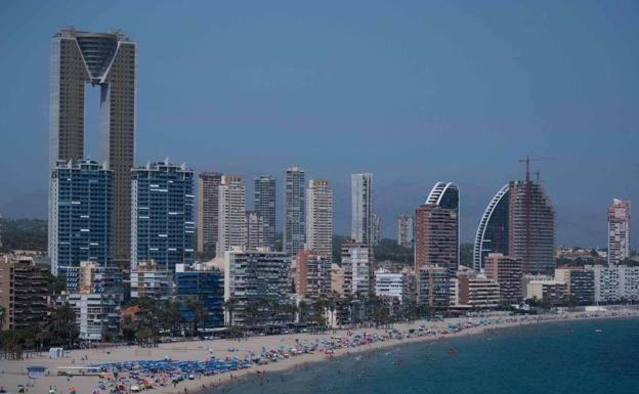 Imagen de los principales edificios de Benidorm y de una de sus playas más representativas. 