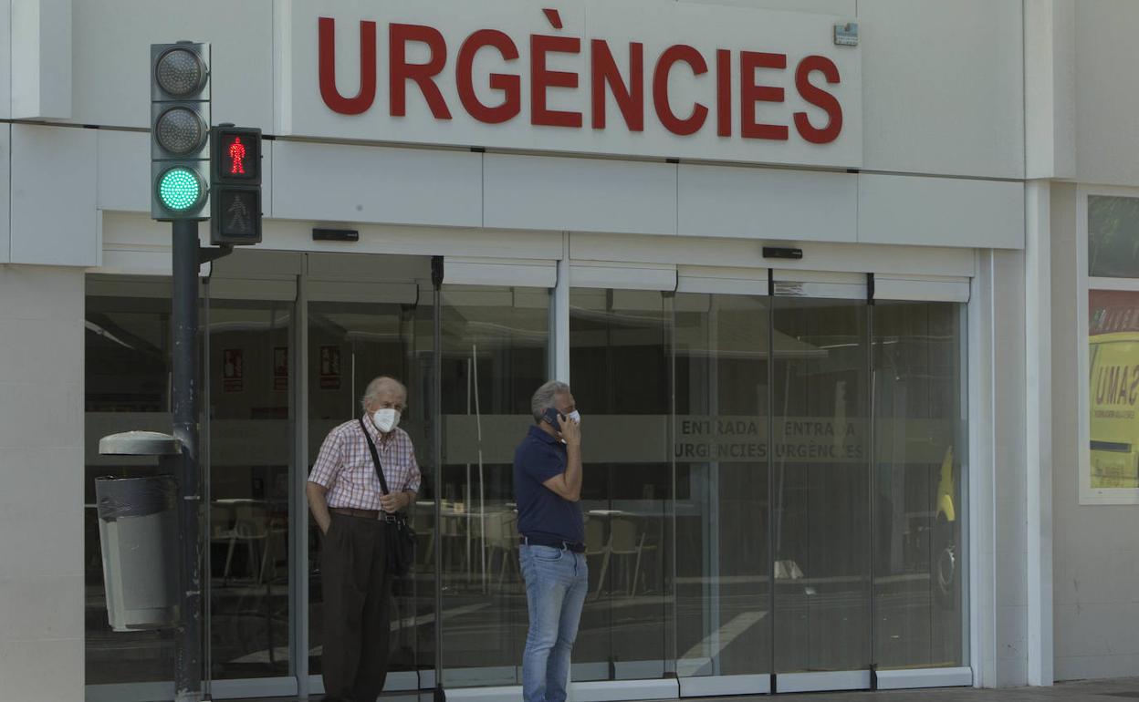 Acceso a Urgencias del hospital Clínico de Valencia, en una imagen de archivo.