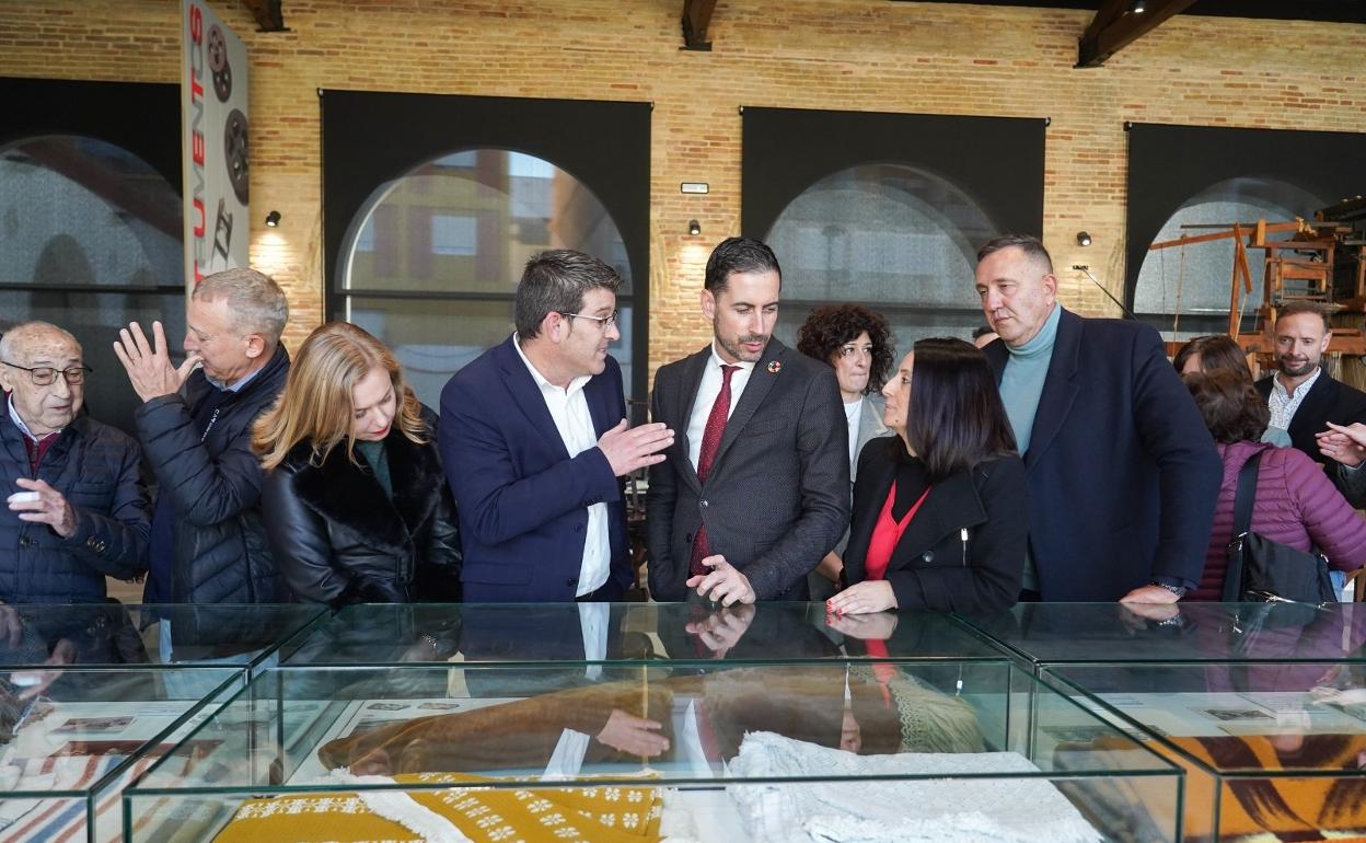 Las autoridades durante la visita a la exposición que se puede ver en el Museo. 