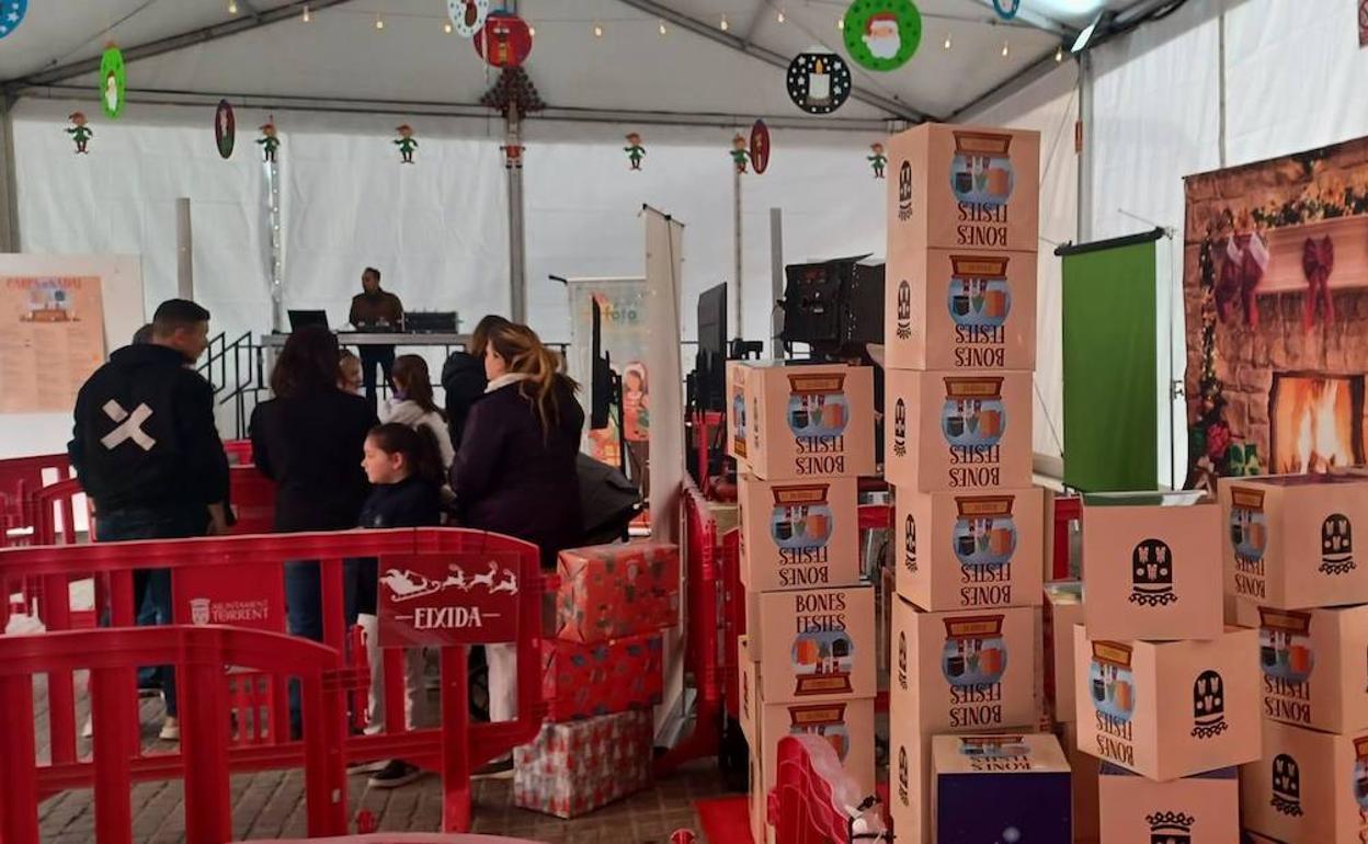 La Carpa de Nadal ubicada a los pies de la Torre. 