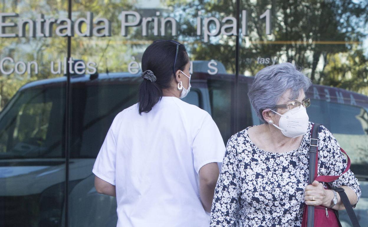 Personal sanitario en las inmediaciones de un hospital valenciano.