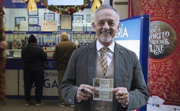 Vicente Gracia, posando con su décimo.