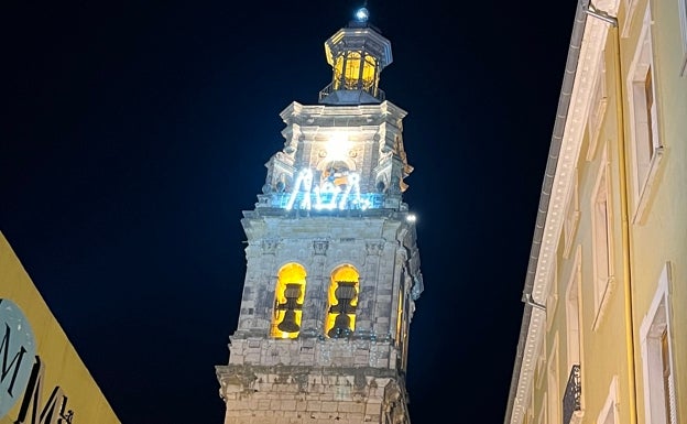 Campanario de la iglesia de Santa María de Ontinyent, iluminado. 