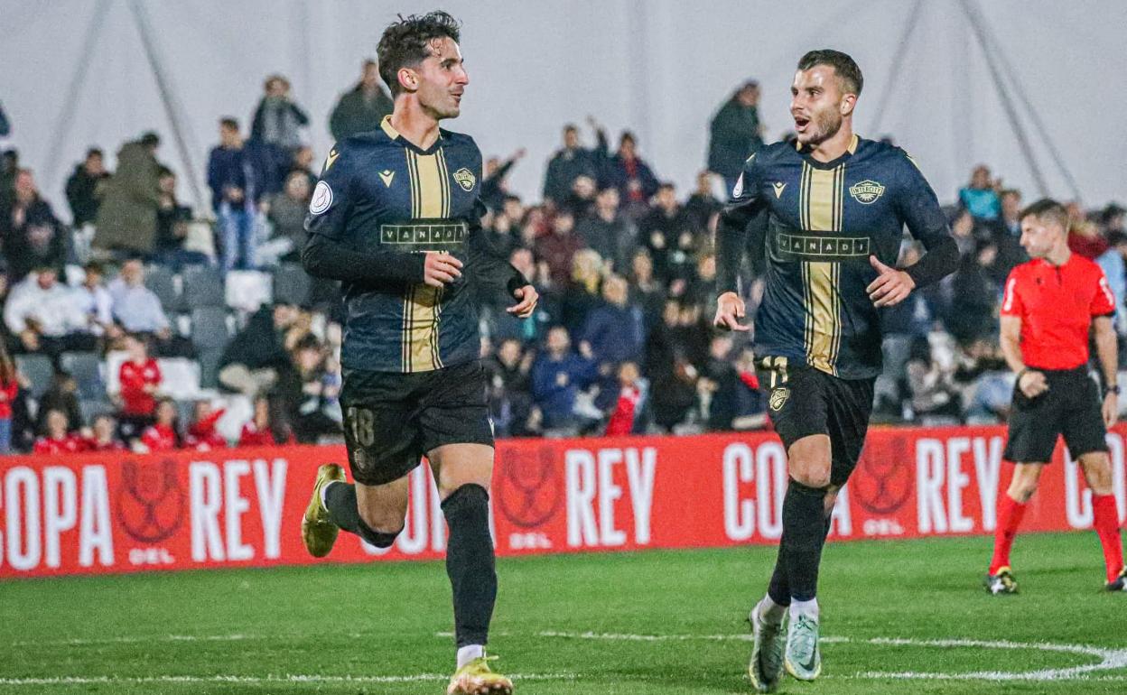 Soldevila y Pol Roigé celebran el primer gol del encuentro. 