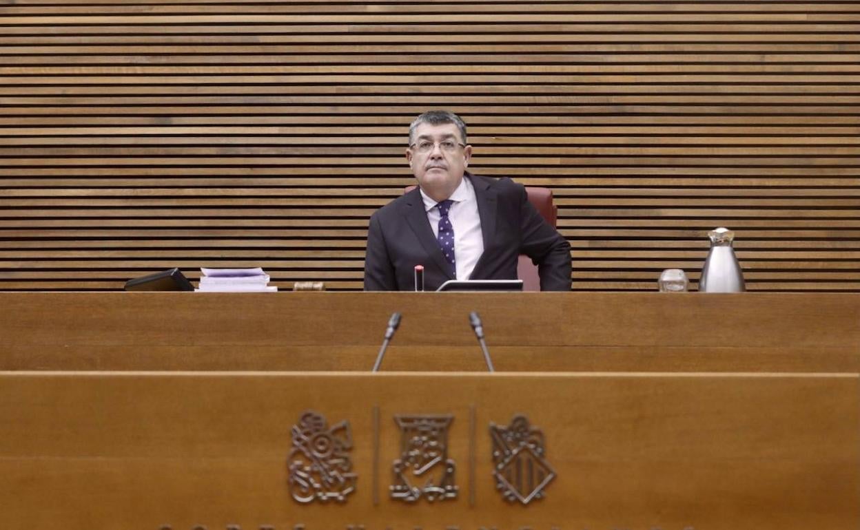 EL presidente de Les Corts, Enric Morera, lee un comunicado antes de iniciarse el pleno de Les Corts. 