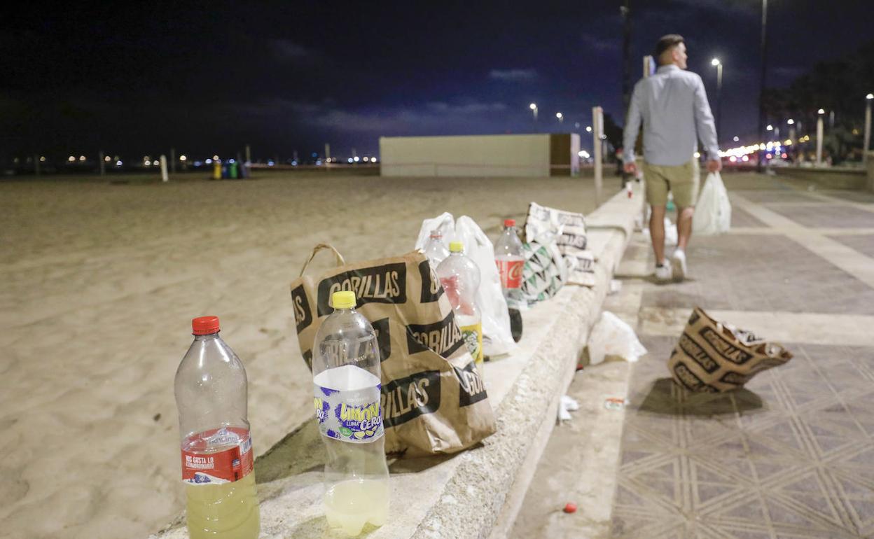 Restos de botellón en el paseo marítimo de Valencia. 