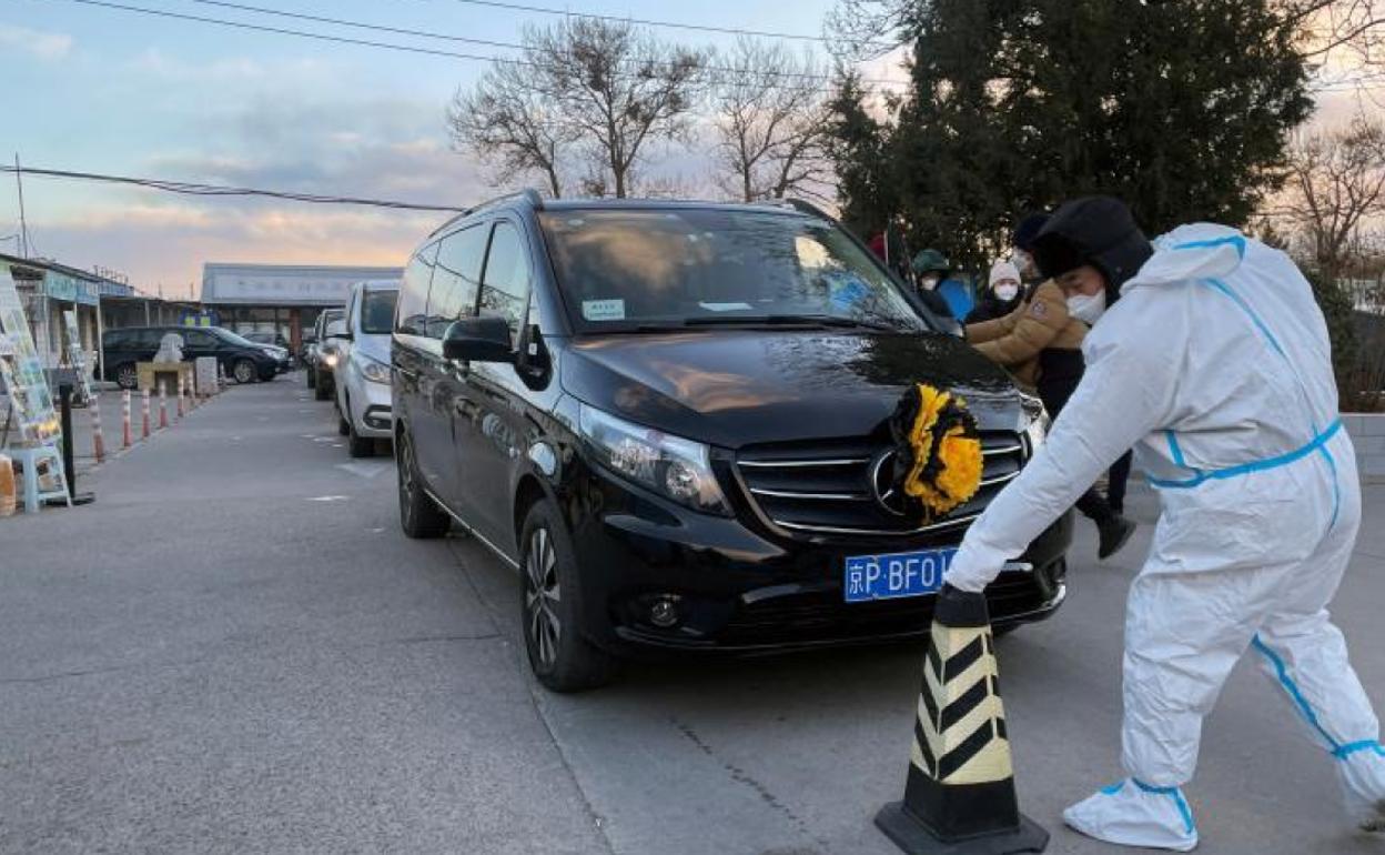 Una larga fila de coches fúnebres se agolpan en la entrada de una funeraria de Pekín durante la ola de contagios por covid en China. 