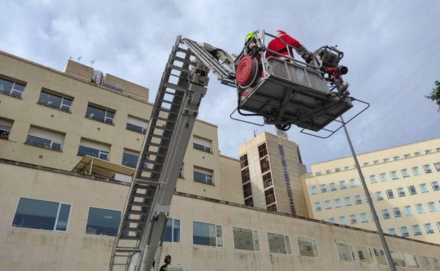 Papá Noel ha accedido a la planta de pediatría por la ventana y ayudado por un vehículo escalera del SPEIS. 