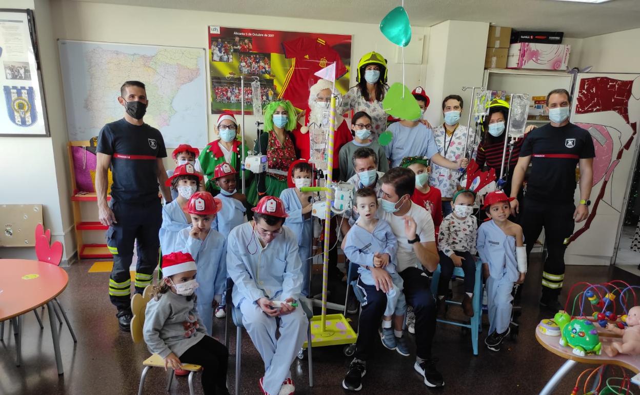 Los bomberos y Papá Noel posan con los niños y niñas hospitalizados en el General de Alicante. 