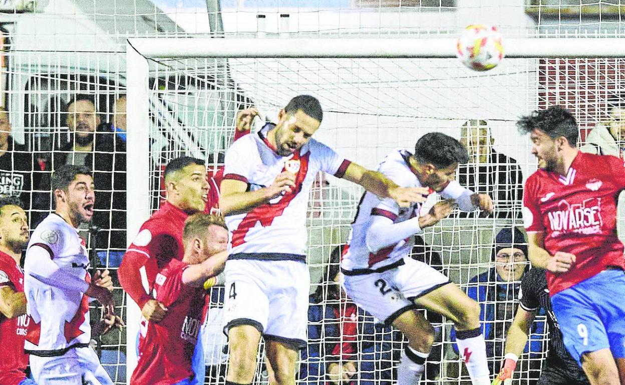 Una acción del encuentro entre el Saguntino y el Rayo. 