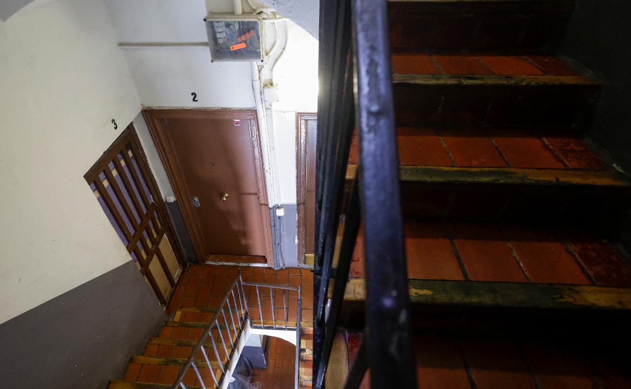 Imagen del interior del edificio donde estaba el narcopiso en el que supuestamente trapicheaba Ricart. 