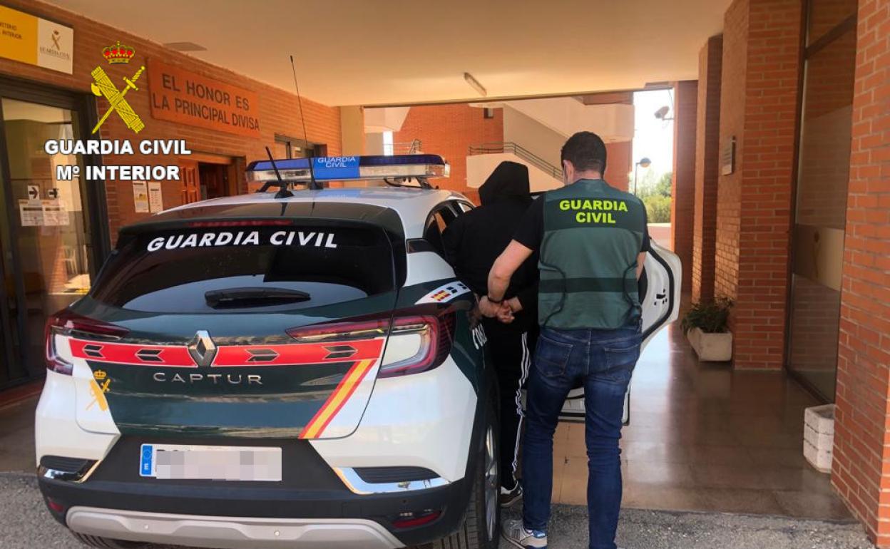 Imagen de archivo de un detenido por la Guardia Civil. 