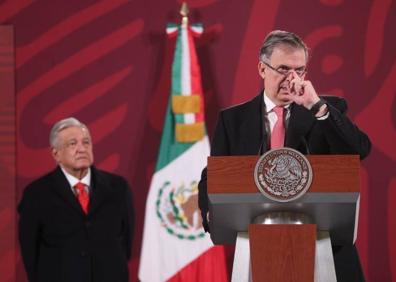 Imagen secundaria 1 - Simpatizantes de Pedro Castillo piden el cierre del Congreso durante una protesta en la Plaza de Armas de Cusco. El ministro de Exteriores mexicano, Marcelo Ebrard, comparece junto al presidente, Andrés Manuel López Obrador (al fondo). Un manifestante quema un ataúd con el nombre de la actual presidenta, Dina Boluarte.