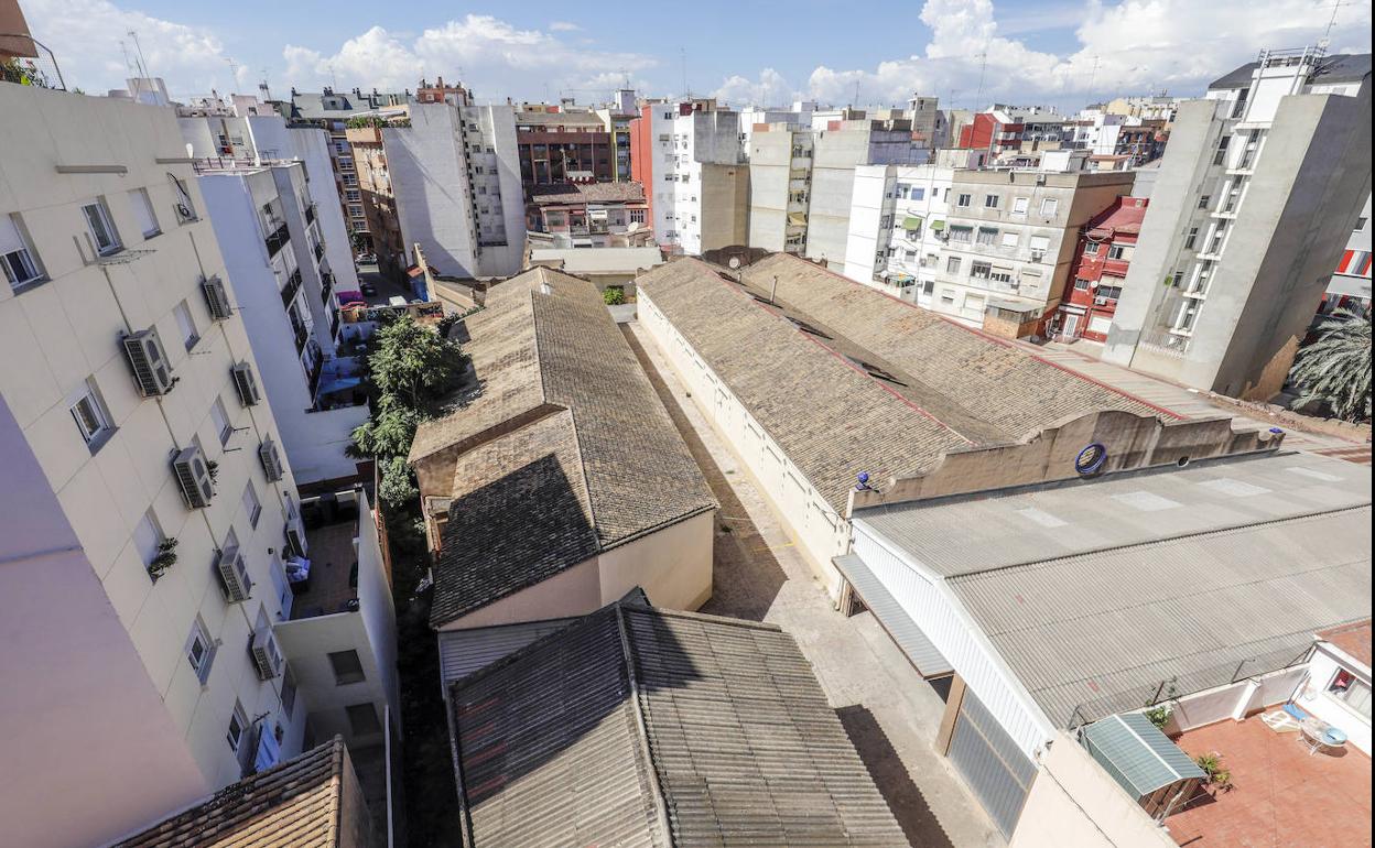 Parte de las naves que serán demolidas para el hotel. 