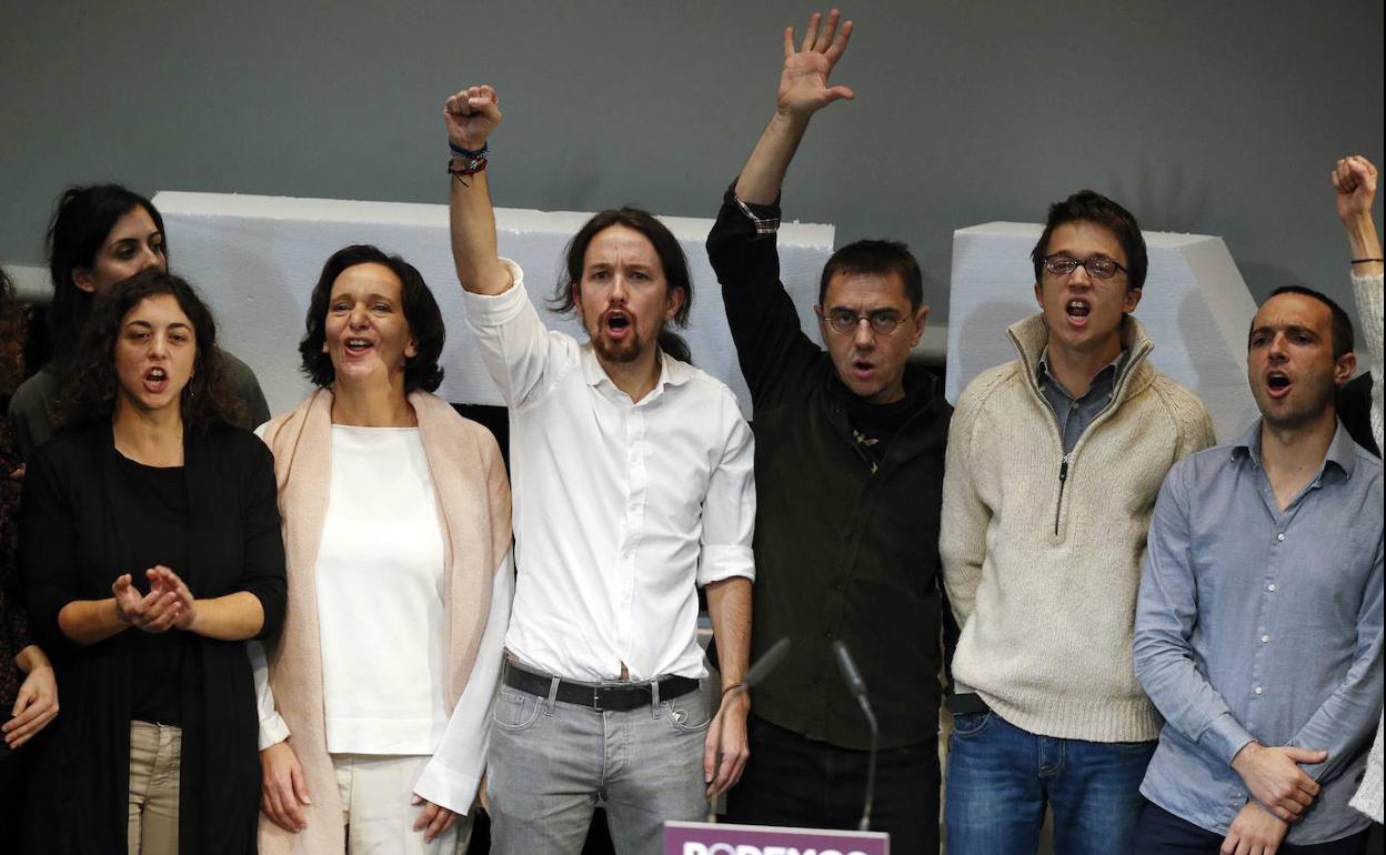 Tania González, Carolina Bescansa, Pablo Iglesias, Juan Carlos Monedero, Íñigo Errejón y Luis Alegre, en una imagen de 2014.