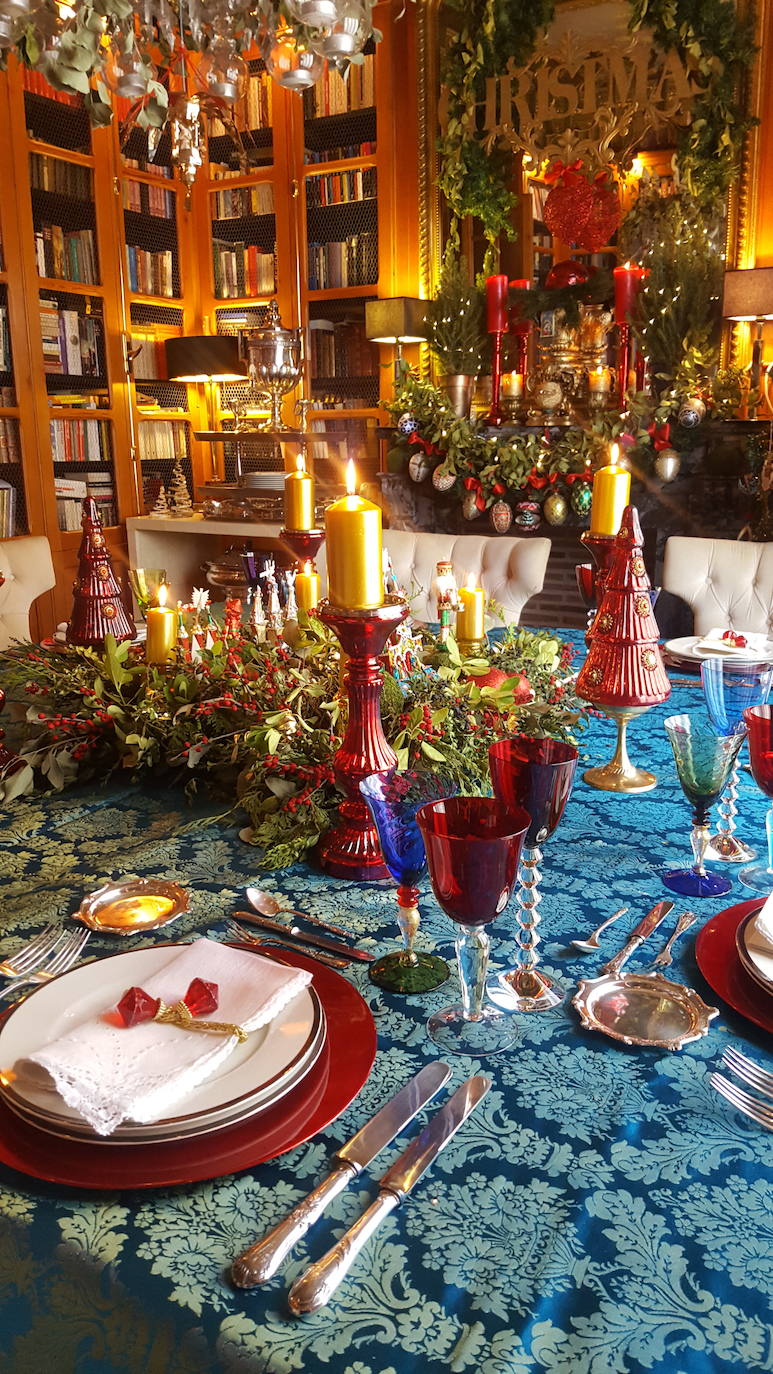 Las mesas de Navidad en casa de Laura Fitera están repletas de pequeños detalles y combinado con decoración muy navideña.