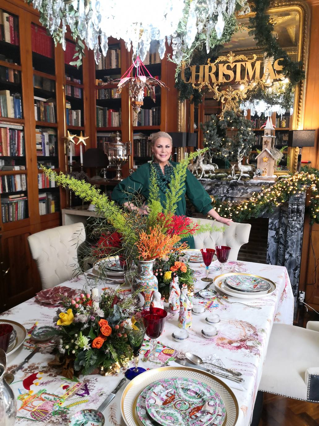 Laura Fitera, junto a la mesa preparada para los días de Navidad de influencia asiática, con un mantel bordado por ella misma.