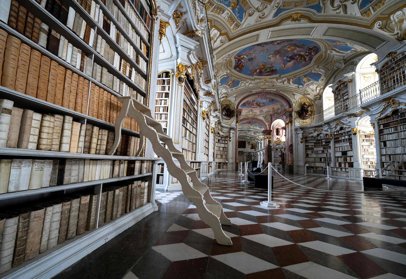 Fotos: La biblioteca monacal más grande del mundo (y posiblemente la más bonita)