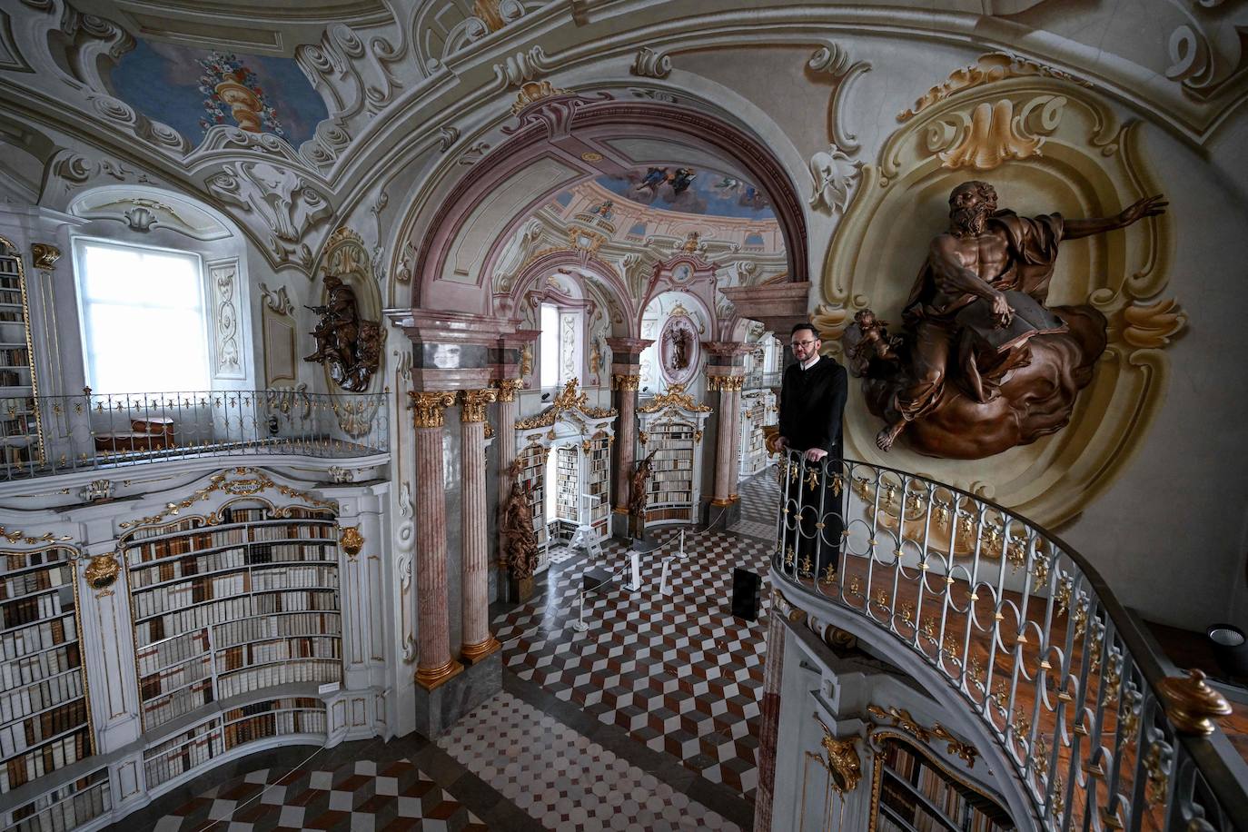 Fotos: La biblioteca monacal más grande del mundo (y posiblemente la más bonita)