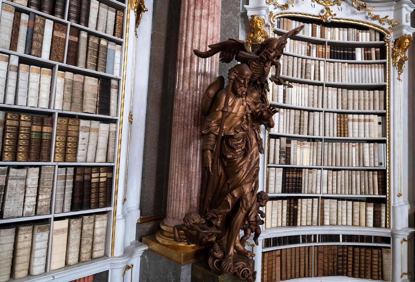 Fotos: La biblioteca monacal más grande del mundo (y posiblemente la más bonita)