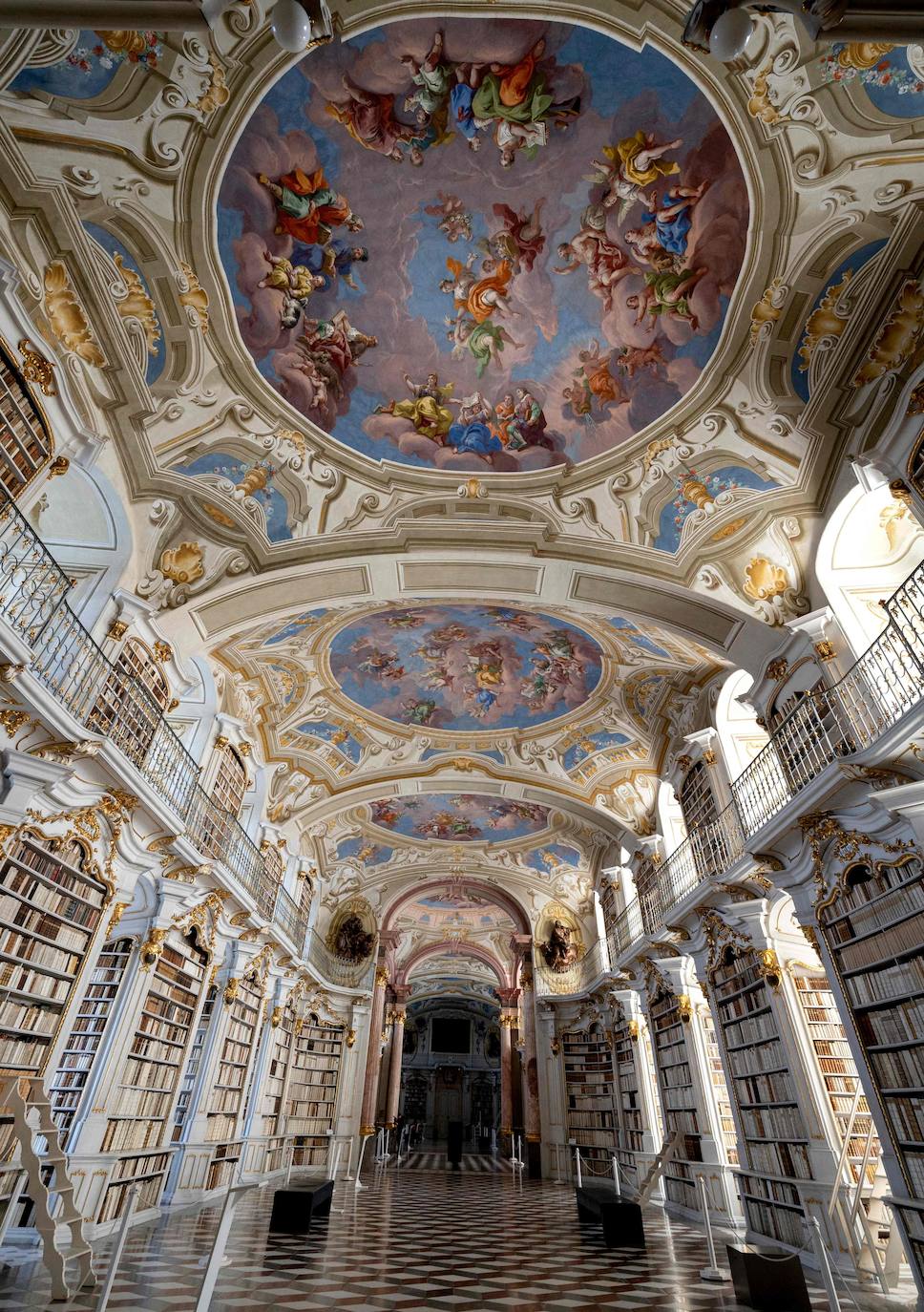 Fotos: La biblioteca monacal más grande del mundo (y posiblemente la más bonita)