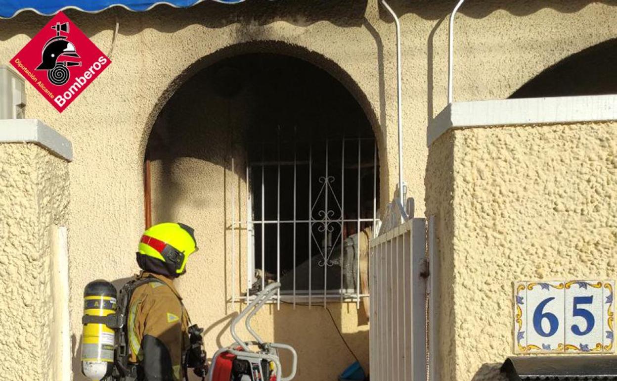 Imagen del bungaló donde se ha producido el incendio a primera hora de la tarde. 