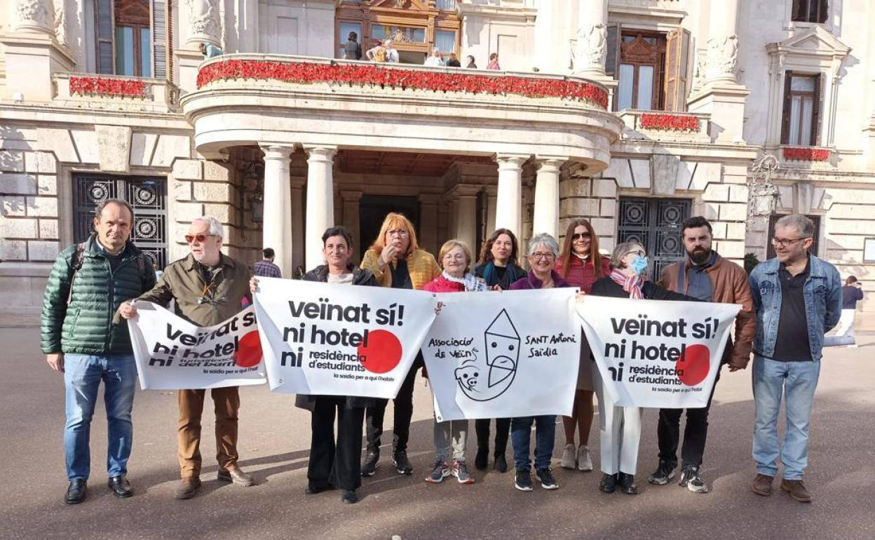 Protesta de vecinos de representantes vecinales junto al Ayuntamiento. 